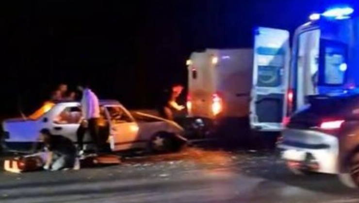 Otomobil, İETT yol bakım aracına çarptı: 5 yaralı