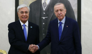 Tokayev'i karşıladı