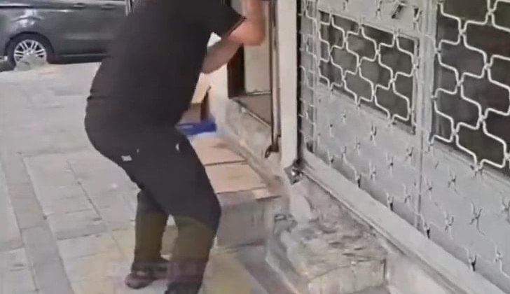 Çalınan 100 bin liralık telefonunun sinyal verdiği yeri öğrenince deliye döndü