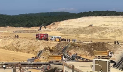 Çatalca'da iş makinesi atık su alanına düştü: Operatörünü kurtarma çalışmaları sürüyor