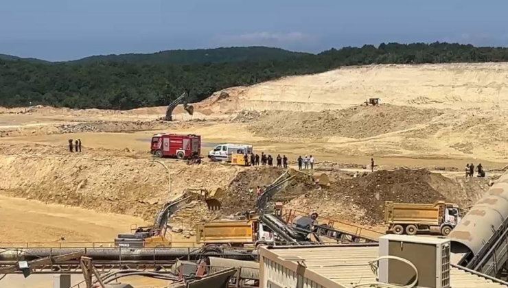 Çatalca'da iş makinesi atık su alanına düştü: Operatörünü kurtarma çalışmaları sürüyor