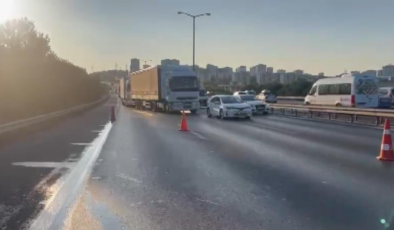 TEM'de kamyonet devrildi; trafik kilitlendi!