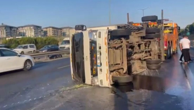 Başakşehir'de kamyonet devrildi! Trafik kilit