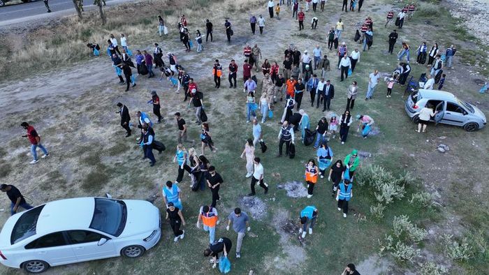 Vali Aygöl, temizlik kampanyasına katıldı