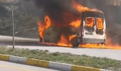 Ankara'da seyir halindeki midibüs alev alev yandı!