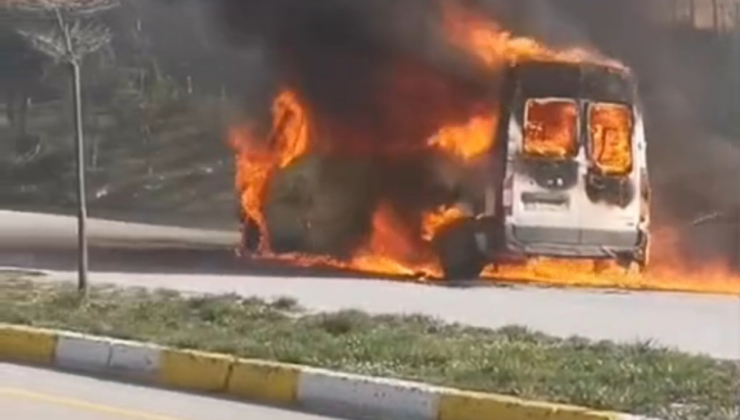 Ankara'da seyir halindeki midibüs alev alev yandı!