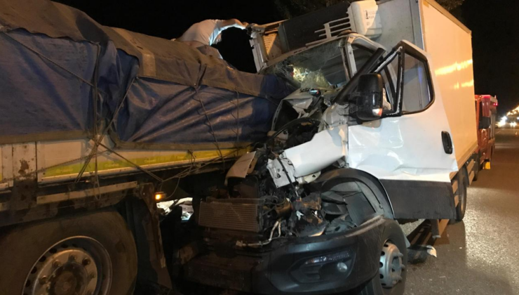 Uşak'ta kamyonet park halindeki tıra çarptı: 1 ölü