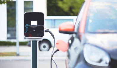 5 dakikada 400 KM şarj etti, benzinliyi solladı! Elektrikli araç meydan okuyor
