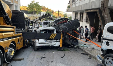 Başakşehir'de kontrolden çıkan vinç 23 araca hasar verdi