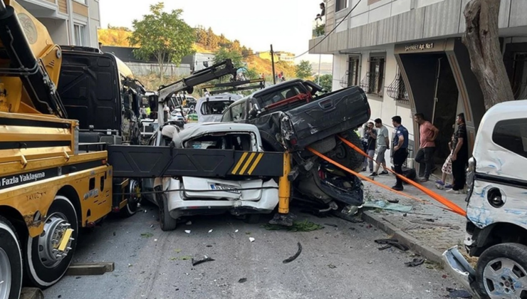 Başakşehir'de kontrolden çıkan vinç 23 araca hasar verdi