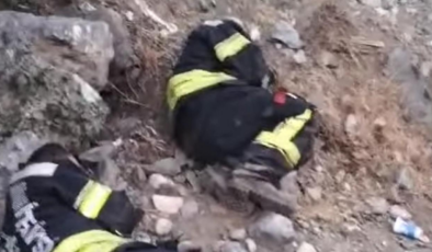 Kahraman itfaiyeciler orman yangınında yerde uyudu