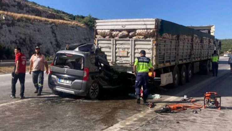 Adana'da TIR'a arkadan çarpan araçtaki beş kişi hayatını kaybetti