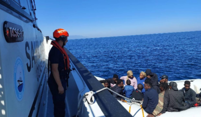 İzmir açıklarında 16 düzensiz göçmen yakalandı