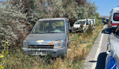 Kayseri'de iki araç çarpıştı: 1 kişi öldü, 8 kişi yaralandı