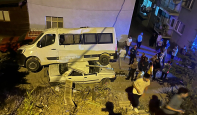 İnanılmaz kaza! Otomobilin üzerine minibüs düştü!