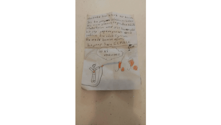 Yangın bölgesinde kız çocuğundan itfaiyecilere duygusal not: 'Küçüğüm ama…'