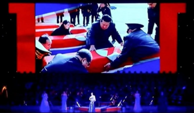 Kuzey Kore lideri Kim Jong-Un, tabuta sarılarak acı acı veda etti