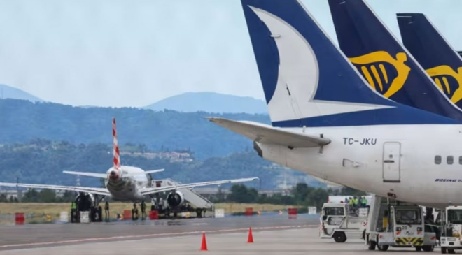 Uçak motoruna kendini attı, yolcular o anları anlattı