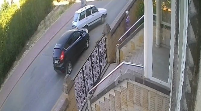 Önünü kestiği araçtan sürücüye kabusu yaşattı