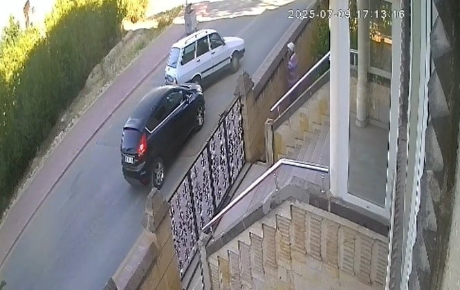 Önünü kestiği araçtan sürücüye kabusu yaşattı