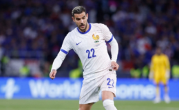 Theo Hernandez'den sürpriz imza