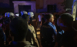 Babasının evini yakan genci mahalleli linç etti! Polis zor ayırdı
