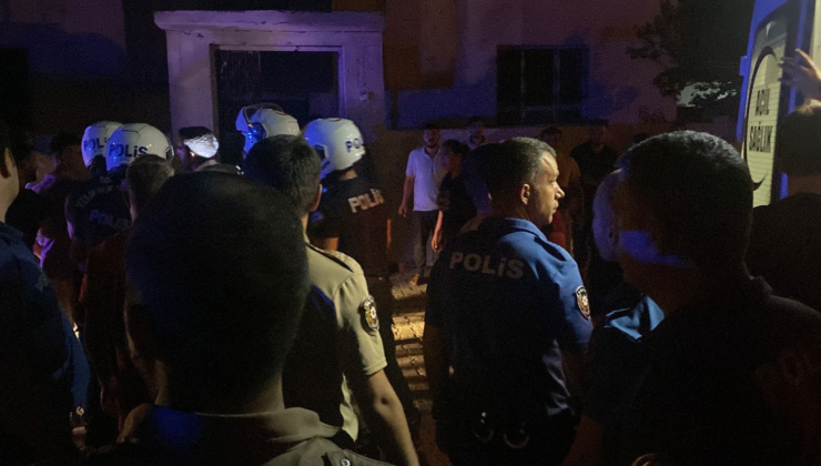 Babasının evini yakan genci mahalleli linç etti! Polis zor ayırdı