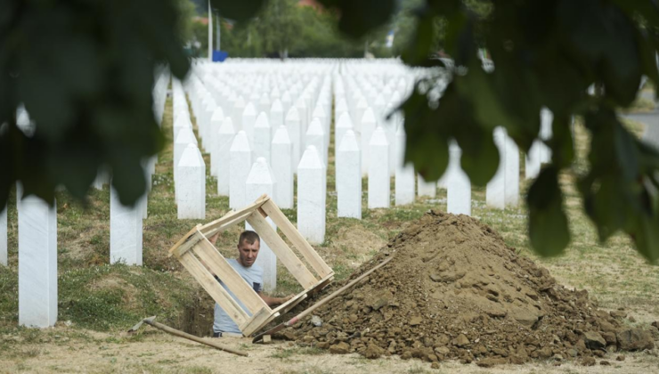 Srebrenitsa'da katledilen genç 30 yıl sonra toprağa veriliyor