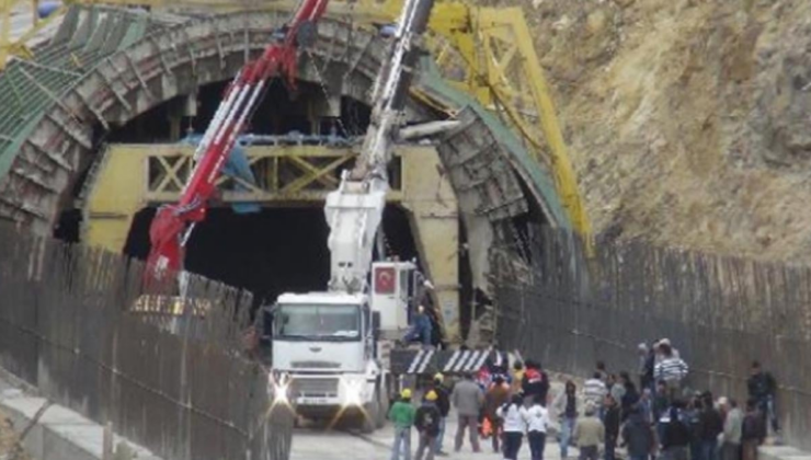Sivas'ta toprak kaydı: 2 işçi göçük altında kaldı
