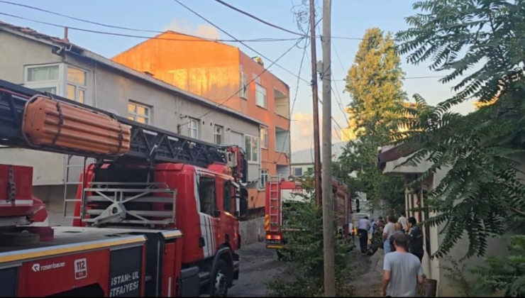 İstanbul'da 3 katlı binanın çatısı küle döndü