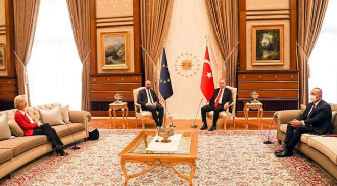Erdoğan'la görüşmesinde  koltuk krizi çıkarmıştı, güven oylamasından koltuğuyla çıktı