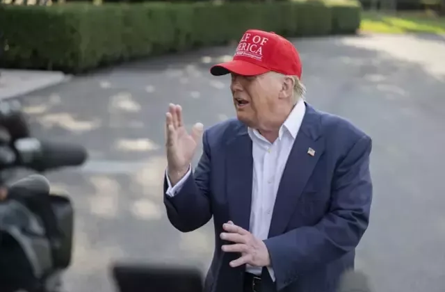 Donald Trump açtı ağzını yumdu gözünü! Biden'a küfür etti