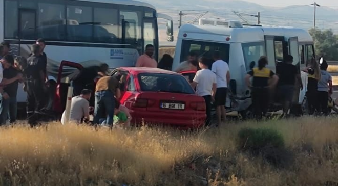 Otomobil, minibüse arkadan çarptı: 1 ölü