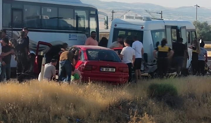 Otomobil, minibüse arkadan çarptı: 1 ölü