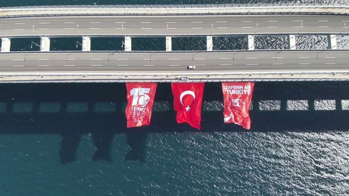 1915 Çanakkale Köprüsü'ne Türk bayrağı asıldı