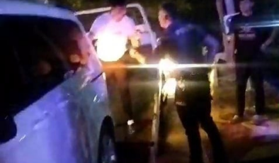 Park halindeki araca çarptı; bıçağını alan polislere direndi