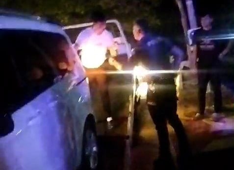 Park halindeki araca çarptı; bıçağını alan polislere direndi
