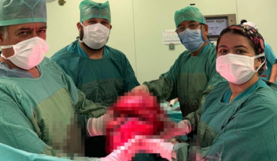 Yemek yiyememe şikayetiyle hastaneye başvuran 71 yaşındaki kadının karnından 9 kilo tümör çıkarıldı