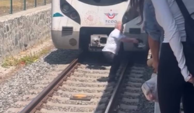 Raylara düşen kediyi kurtarmak için treni durdurdu, raylara indi