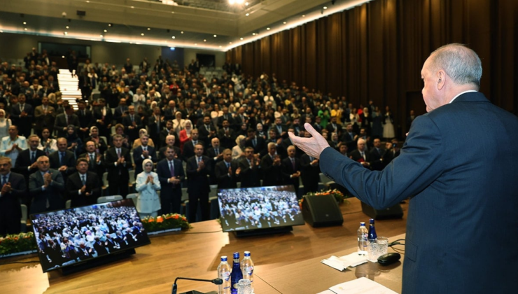 Erdoğan’ın önünde bakan eleştirisi