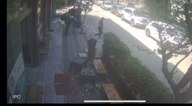 Kıraathaneye çöp yağdı!