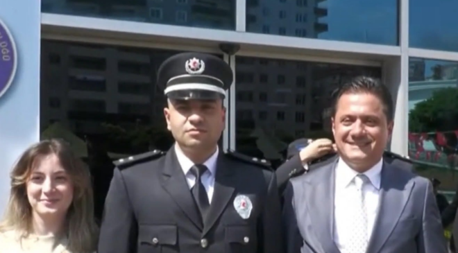 Emniyetin töreni mi AKP’nin töreni mi? İlçe başkanı polise rütbe taktı!