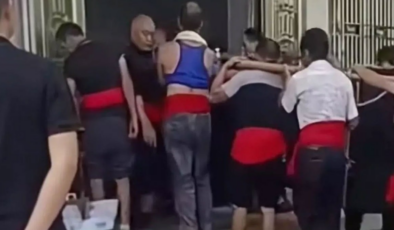 Sağlıklı annesini tabuta koyup 16 kişiye taşıttı