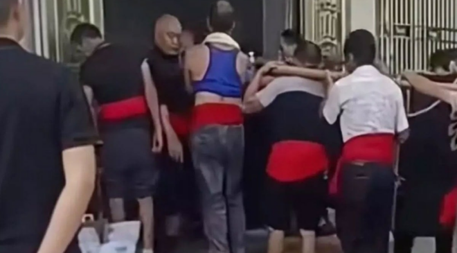 Sağlıklı annesini tabuta koyup 16 kişiye taşıttı