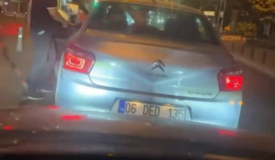 Yol verme kavgasında otomobilin camını yumrukla kırdı