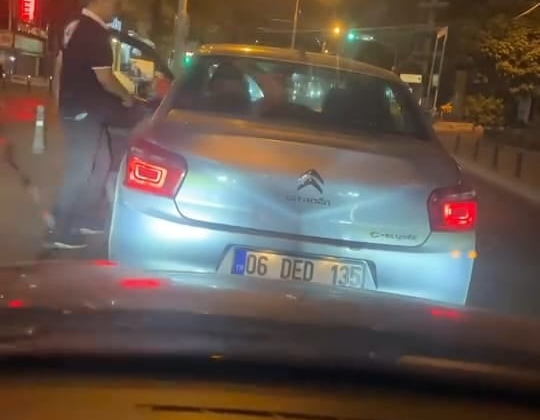 Yol verme kavgasında otomobilin camını yumrukla kırdı