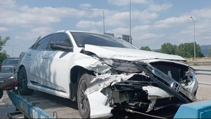 Bursa'da otomobil bariyere çarptı; 2'si çocuk, 4 yaralı