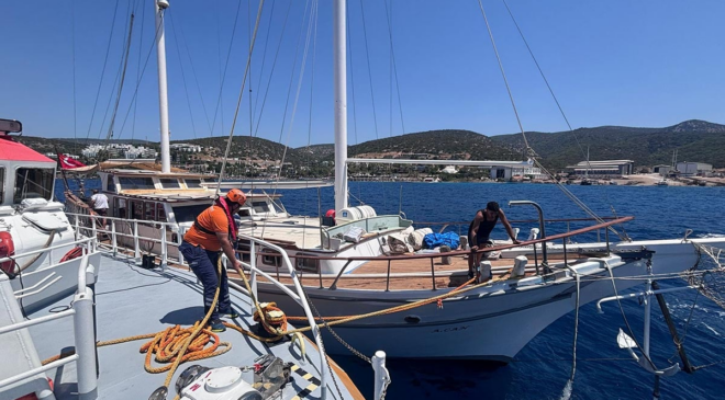 Bodrum açıklarında su alan tur teknesindeki 6 turist kurtarıldı