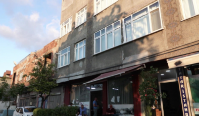Kıraathane sahibiyle tartıştı diye müşterilerin üzerine çöp attı