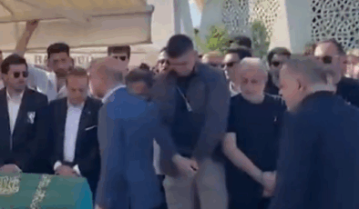 Bu görüntüler sosyal medyada çok konuşuldu: Egemen Bağış'a cenazede Bilal Erdoğan şoku